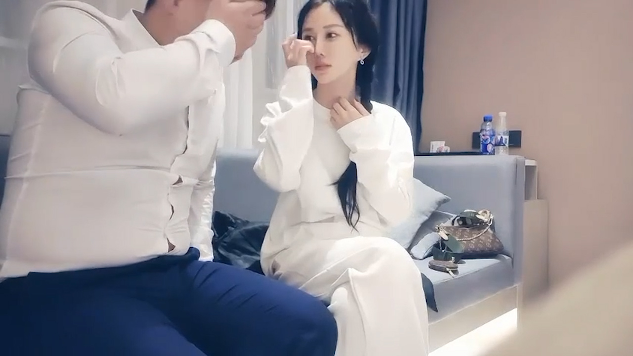 探花遇见好清纯的外围小姐姐呀 ?