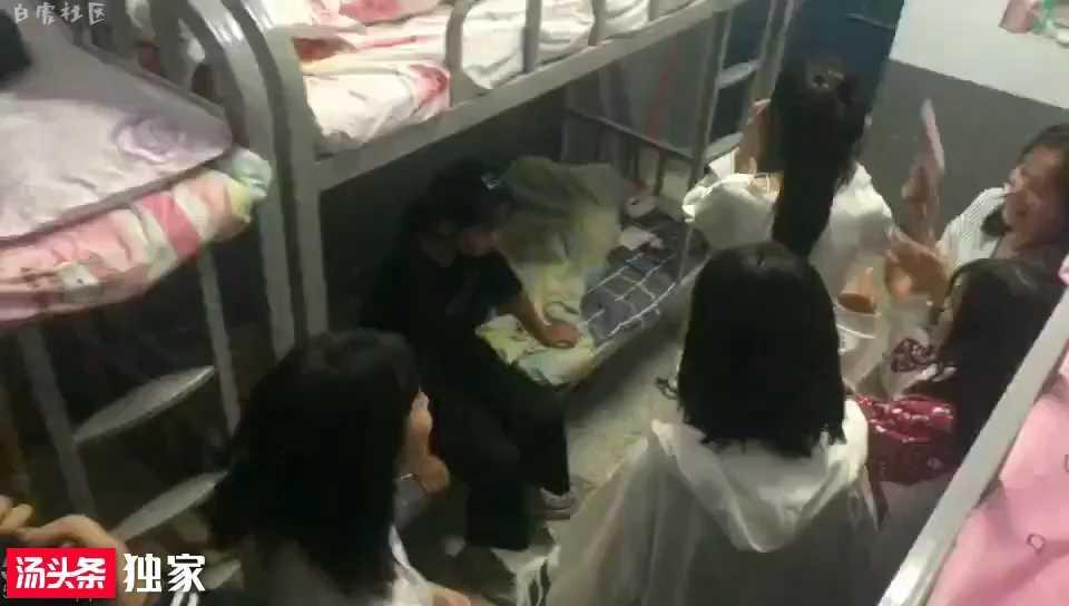 最新女生宿舍校园霸凌，几个人围着女孩耳光羞辱！