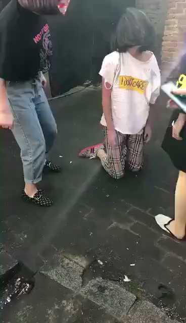 校园霸凌，逼女孩下跪耳光！