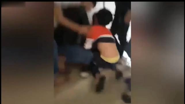 校园暴力五六个男生楼梯间欺负一个女同学