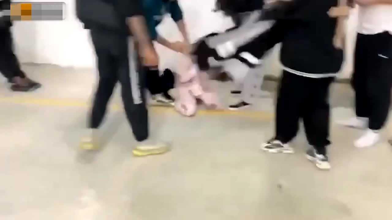 校园霸凌一群坏学生地下停车场欺负一个女生,衣服都给扒光了,还有几个男生说要摸一下她的奶子