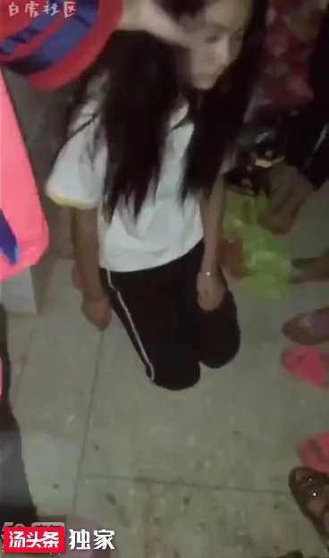 最新爆料，白衣清纯女孩被同校社会女逼下跪虐待！