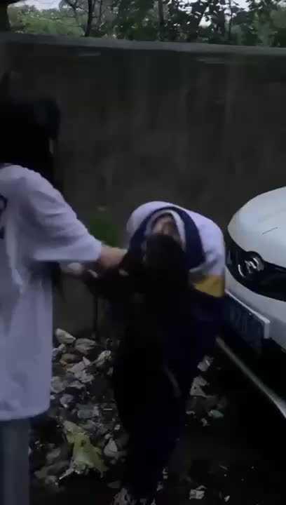 校园霸凌 说她男朋友不帅被同学欺负