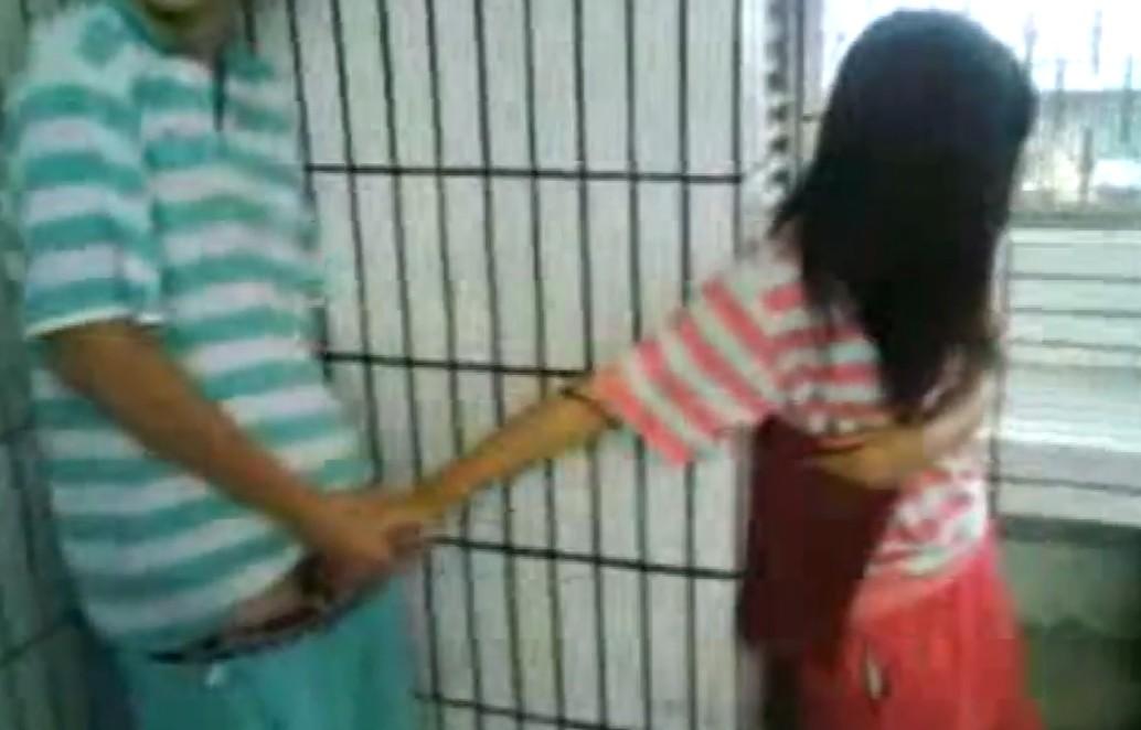 校园暴力 不良学生 强逼女同学给大哥打飞机 都给搞哭了