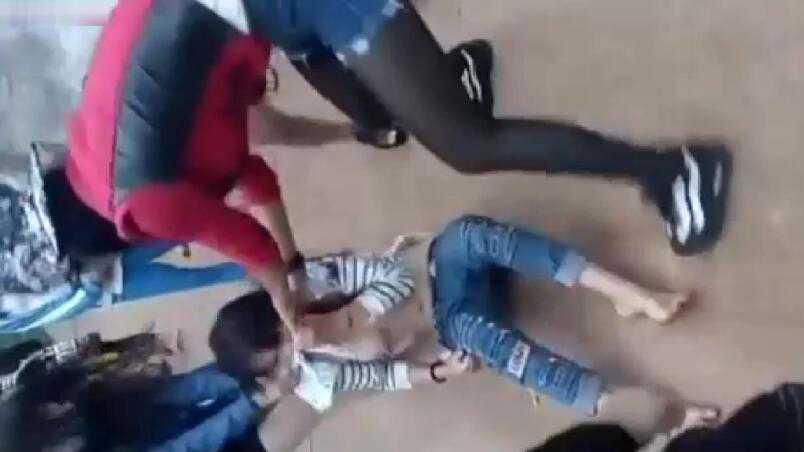 校园霸凌：国内某中学，一学妹被一群女同学扒光衣服毒打