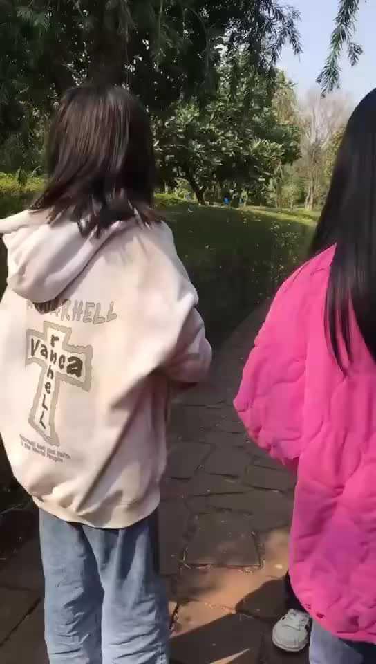 被霸凌的女孩遭打见血 还被要求下跪认错 简直毫无人性!