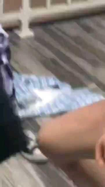 校园暴力，女孩被一群人虐待，打耳光