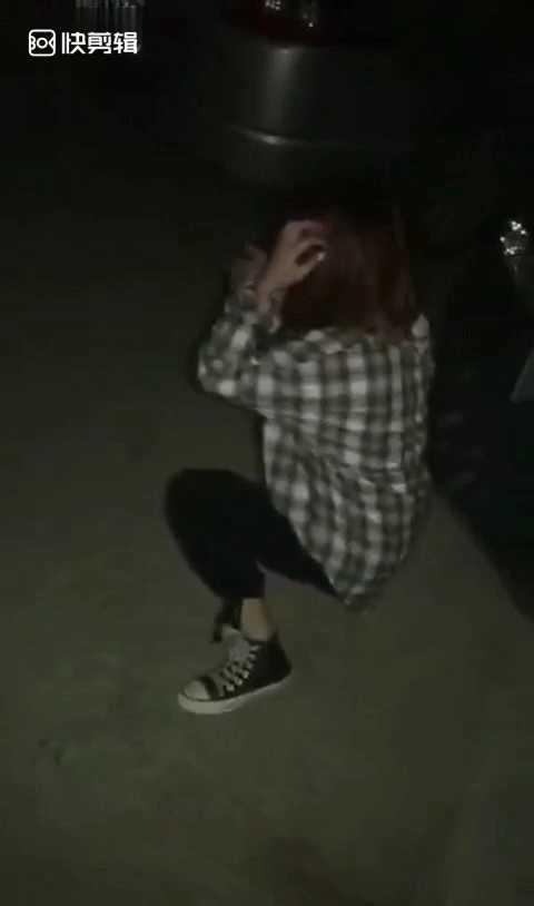 女生被强迫下跪，猛拍耳光拳打脚踢，校园暴力何时休