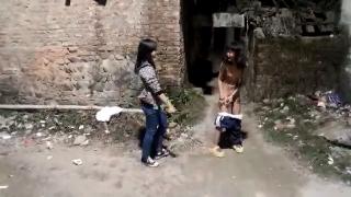 校园暴力 女生被同学脱衣暴打