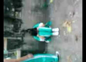 校园暴力，把女同学拉到小巷殴打，还逼人家脱衣服，真不是人。