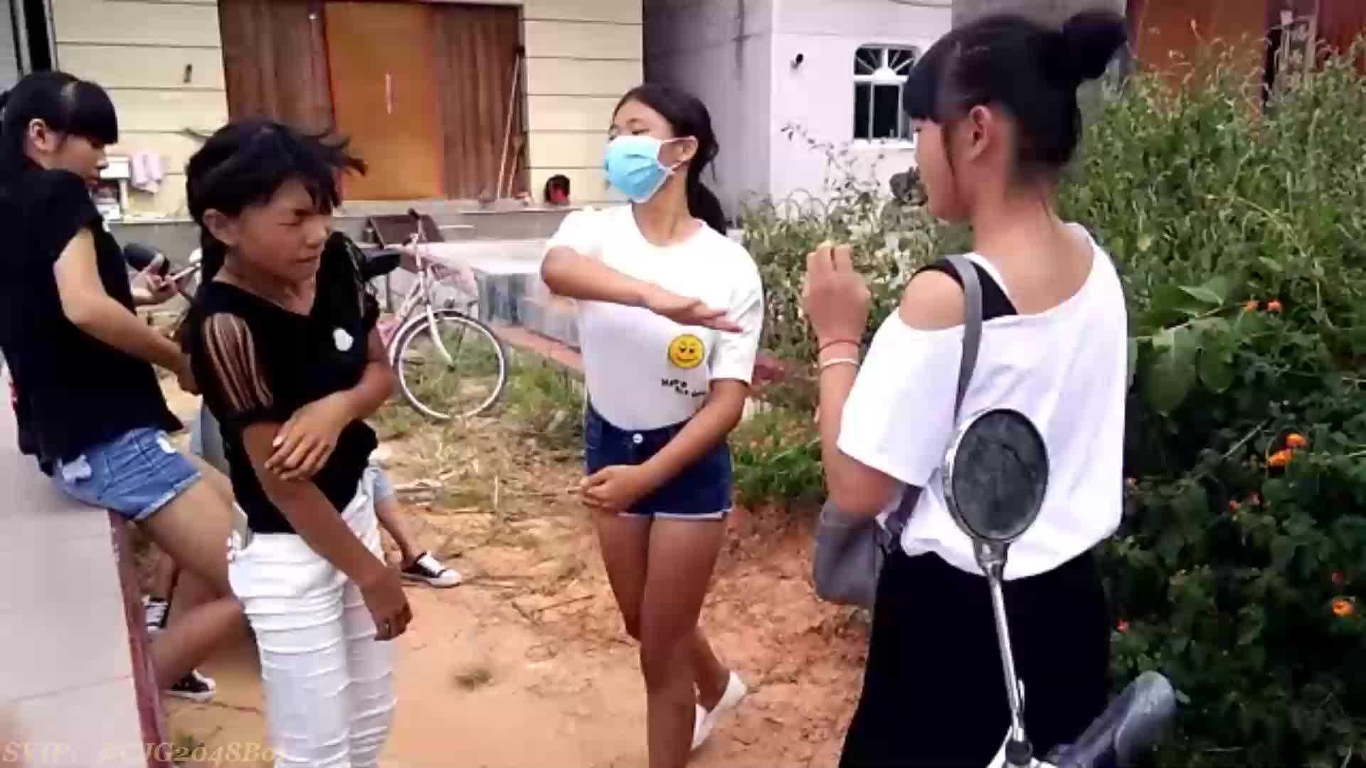 校园暴力贵州某中学一女生，刚放学回家就被霸凌