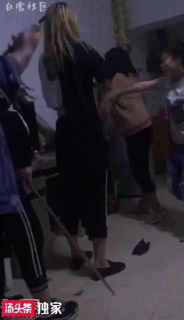 变态校园霸凌凌辱，社会女欺凌同校女孩！