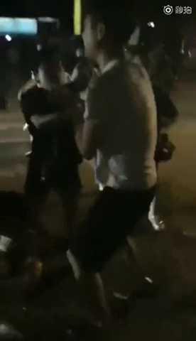 ①街头校园暴力，女孩衣服都被扯烂了，真变态！