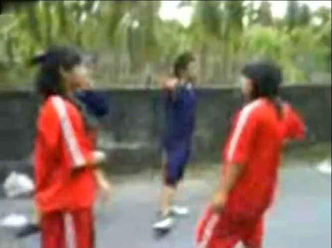 校园暴力红衣校服女生的互殴对决