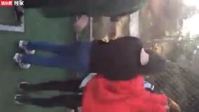 校园暴力事件，女生被群殴脱衣服，要是我干死这群骚逼