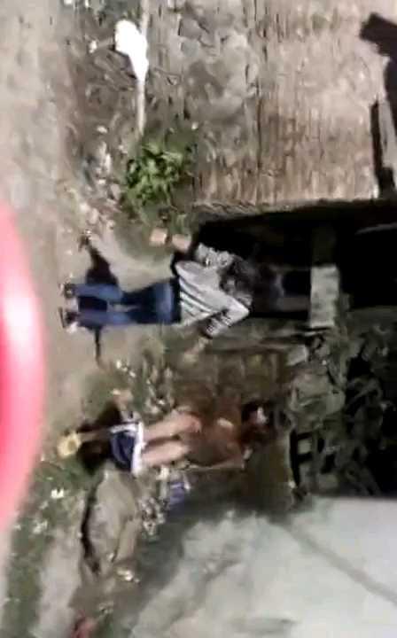 校园暴力强脱衣服裤子女孩哭的撕心裂肺  诶无耻 看着心痛