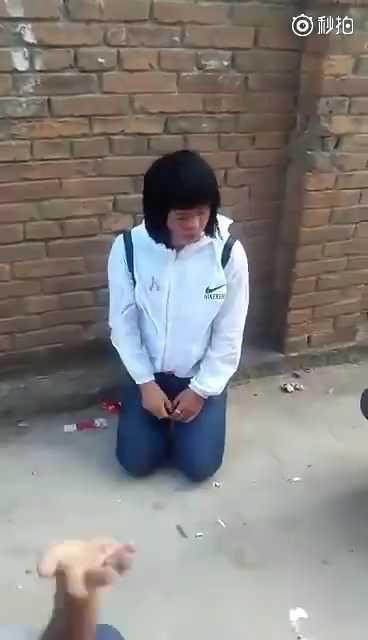 校园暴力，两女生打女生!