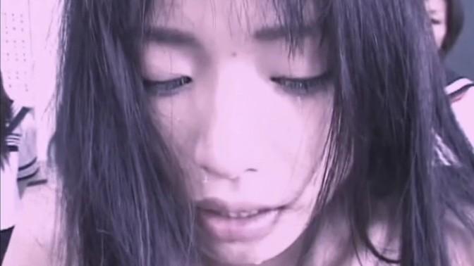 变态重口校园霸凌日本真变态全班欺负一个女孩，舔鞋灌水捅屁眼啥也干47
