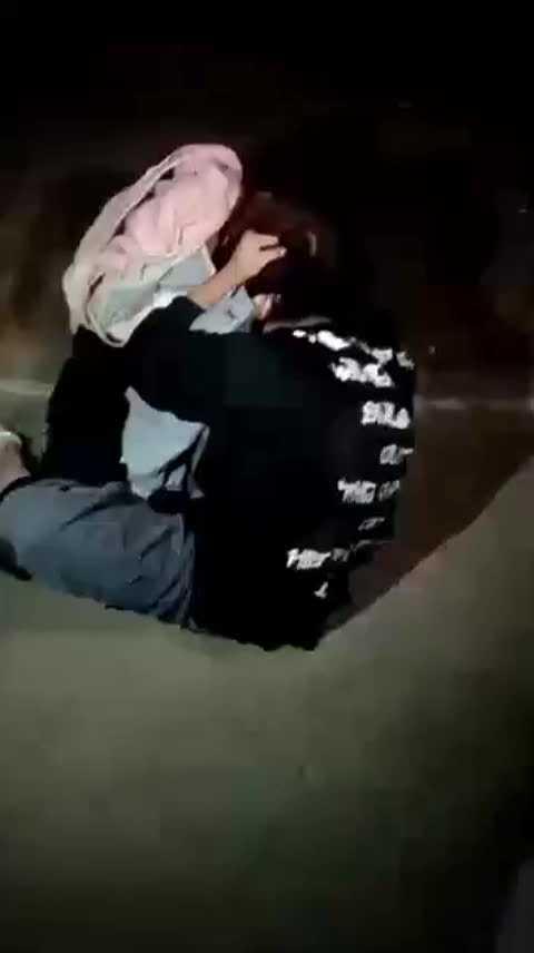 昔日好姐妹一言不合直接在陆上开打 真实校园霸凌