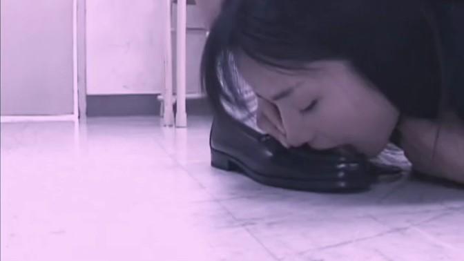 变态重口校园霸凌，日本真变态全班欺负一个女孩，添鞋灌水捅肛门啥也干17