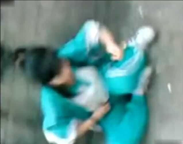 校园暴力蓝衣校服女生被扒光跪地暴打1