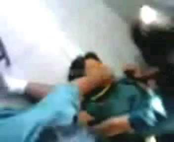 【校园暴力事件】一群学生在教室捂嘴LJ女同学