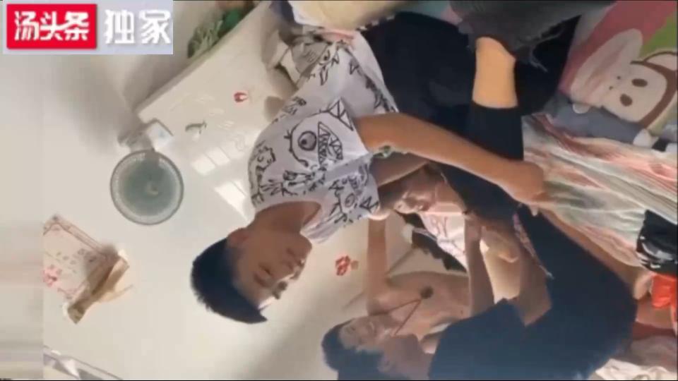 【校园暴力】5名男生强拖女生衣服，画面残忍不忍直视