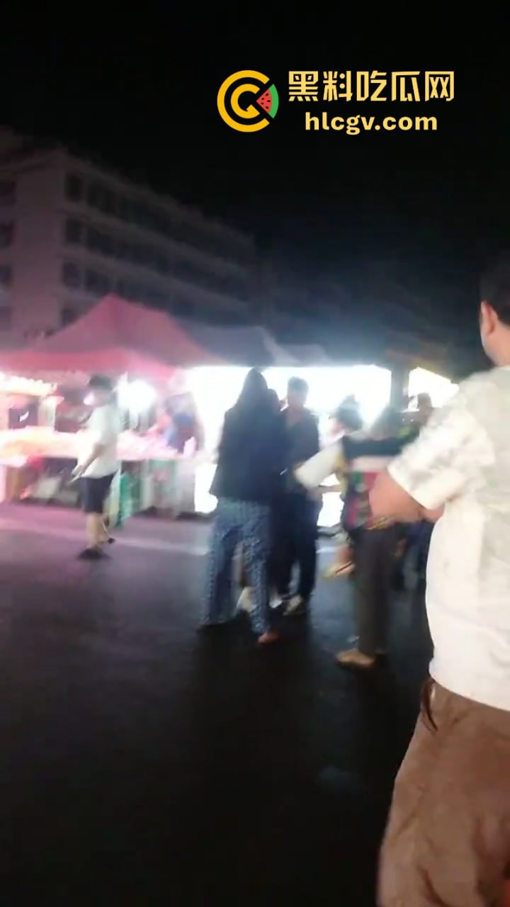 珠海渣男约会小三遭全家围堵暴打 无耻小三被扒光游街 亲爹都看不下去了！