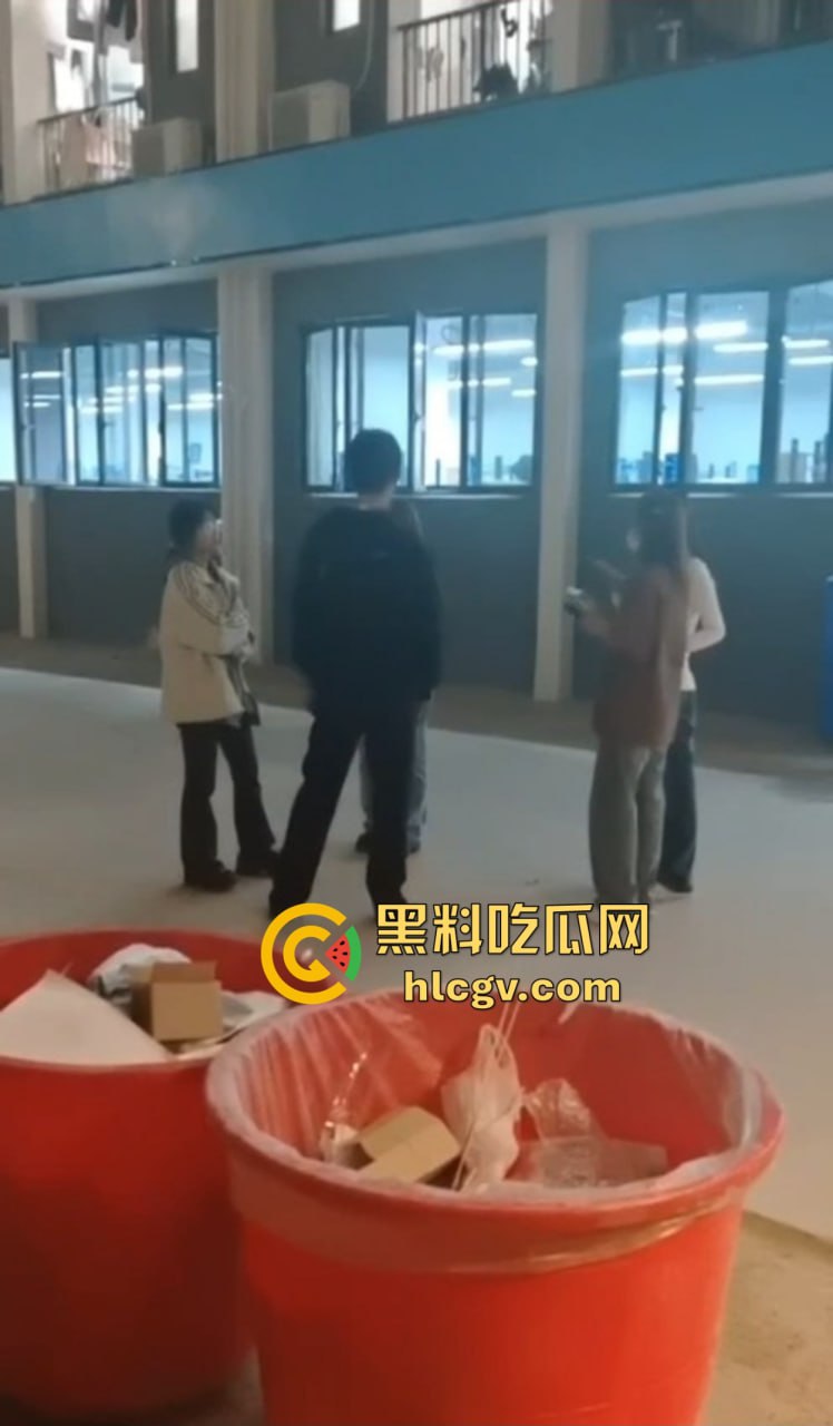 福建师大时间管理大师翻车现场！四个女友堵宿舍楼下排队算账，男生跪地求饶吓成孙子！