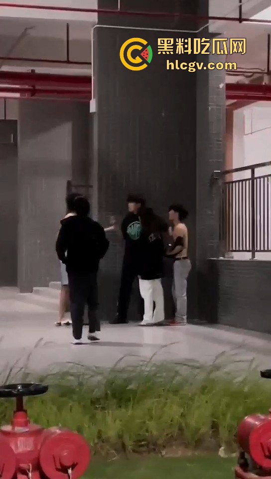 小仙女脚踏两条船惹怒男主，带小三校园漫步被逮个正着！原配男主怒揍一顿，小三还被安慰，真是个母0无疑！