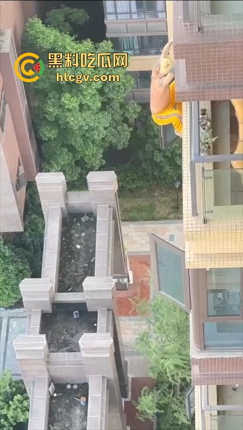 胆小慎入！倔种老黄偷情命都不要！老公查岗不进屋扒在12楼窗外，吓得脚软摔下去，逼再香也不值啊！