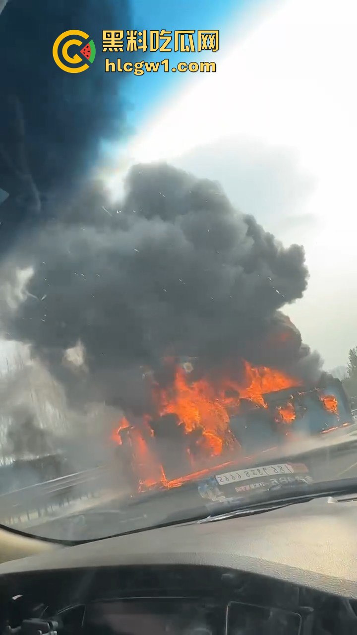 辽宁沈阳苏家屯高速突发大巴车祸！疑似载满辽宁师范大学学生，现场一片狼藉！