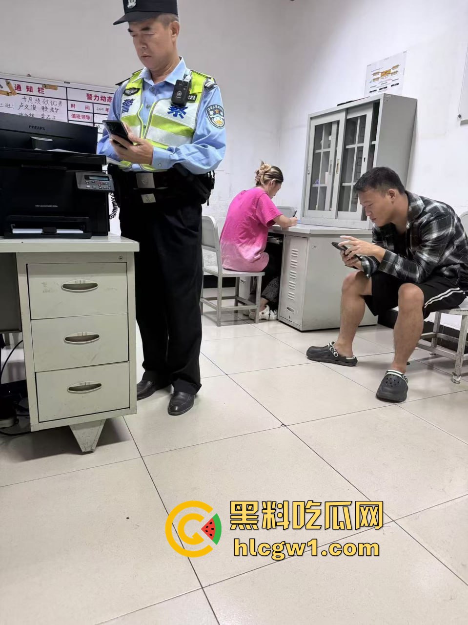 广州燕塘站猥琐佬地铁上演痴汉戏码，吓坏女生，最后被带去喝茶！