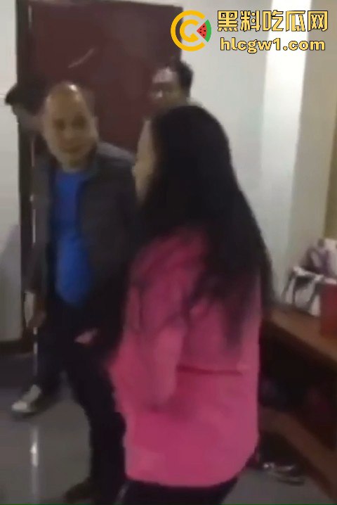 男子带兄弟上门捉奸，一群人踹门而入狂揍情夫，捉奸现场惨到小三男的直接哭出声！