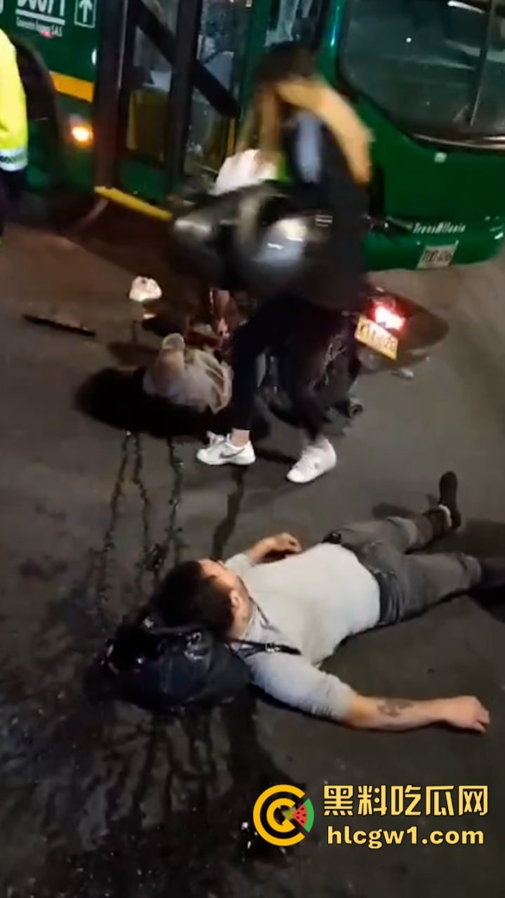 血腥慎点！老外街头飙车撞上公交当场暴毙 无码现场视频流出满地脑浆