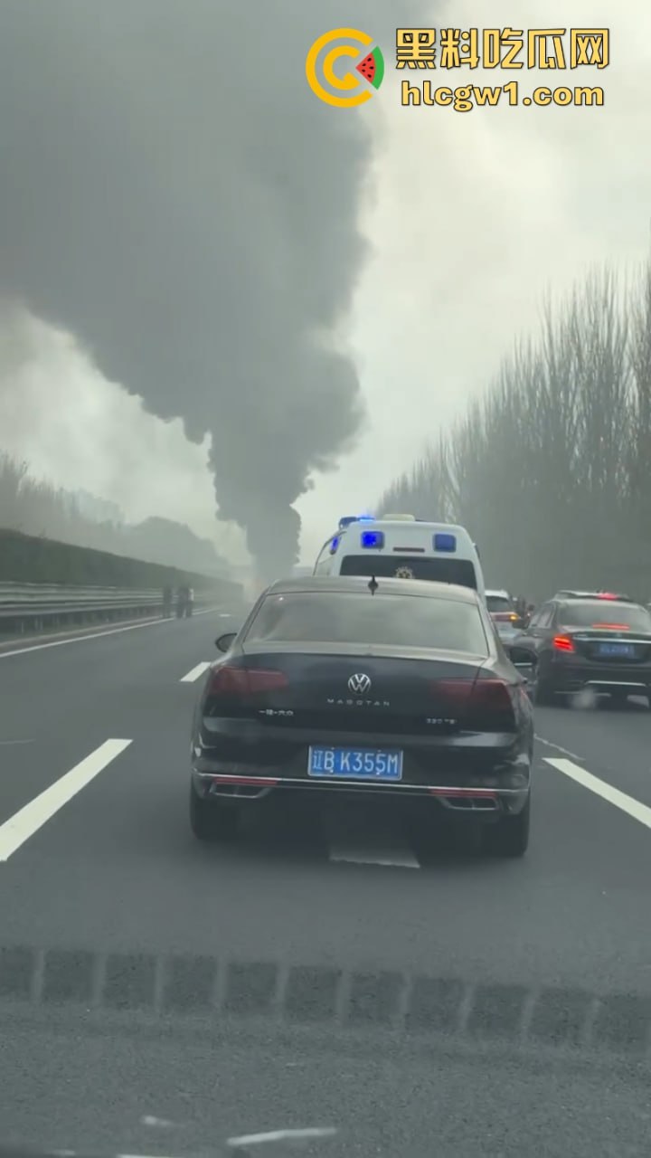 1辽宁沈阳高速大巴车侧翻起火  50多名学生烧伤惨重 真实现场视频流出