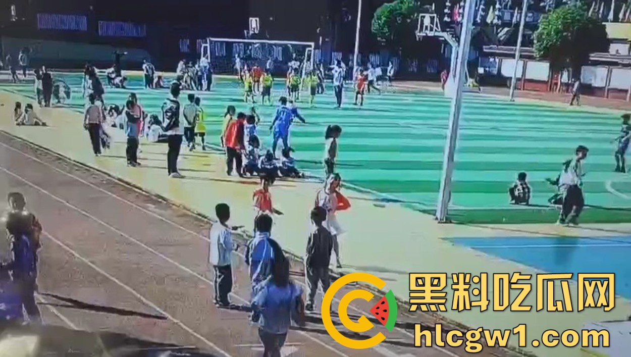 河北承德小学惊现暴力小 萝  莉！操场上猛踢同班男孩，下脚毫不留情，果然小  小  年 纪就带劲！