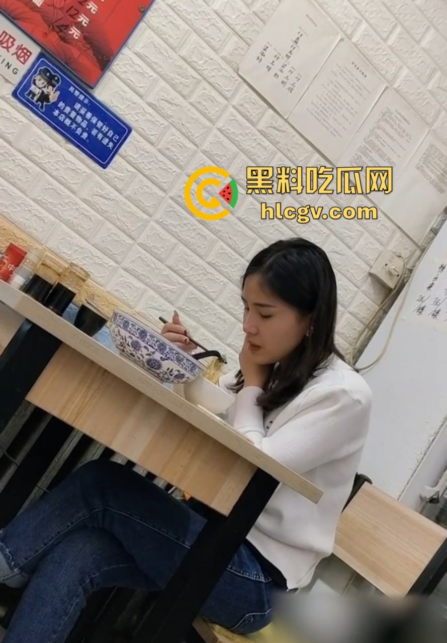 重口慎入！马鞍山露屌狂魔震惊全场，街射战神药店、奶茶店、饭馆轮番表演甩屌，小姐姐都吓傻了！