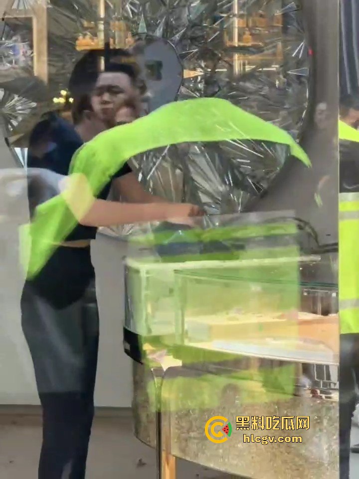 成都太古里00后女孩发疯砸店！要妈妈买Tiffany不买就砸，砸完还甩一句我有抑郁症，这不是笑死人吗？