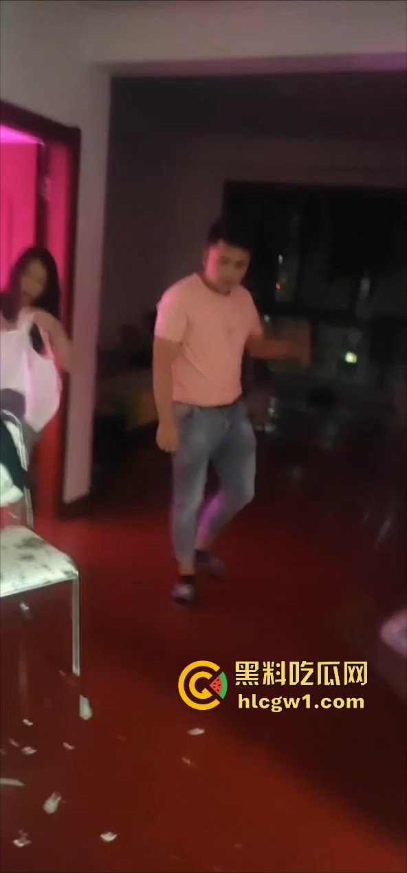 山西捉奸场面刺激！给奸夫脑门上来一菜刀，插得稳稳的，医院都不敢拔！