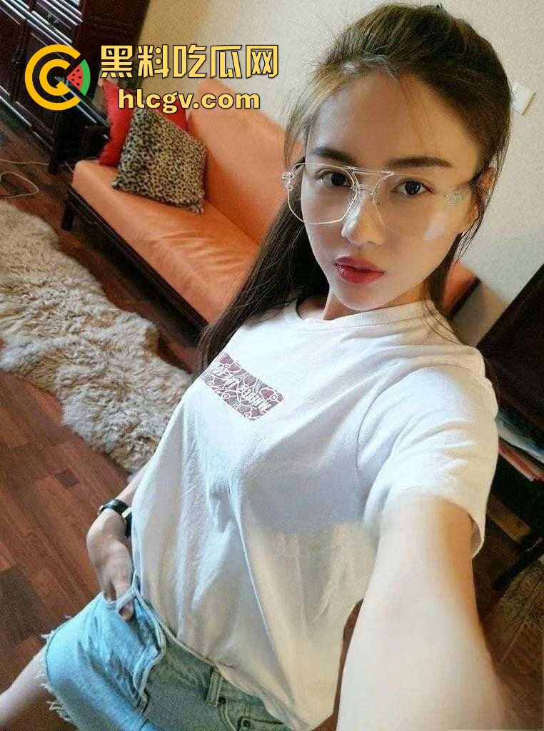 深圳健身房骚眼镜妹边『吴秀嫣 』健身边摸逼！大胸晃动自摸到湿透，大逼一摸喘息声浪到让人骨头酥！