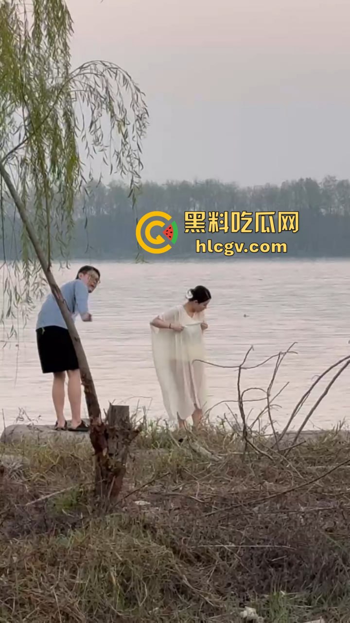 骚气人妻湖边写真骚到冒泡！穿薄纱大劈一字马，这骚架势把路人都看傻了，怪不得老公快秃了！