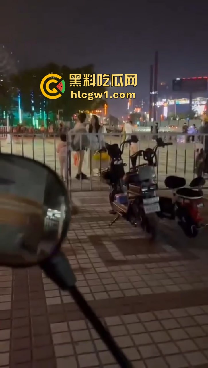 商丘街头闺蜜大撕逼！两个骚妇当街互扇，原来是照顾闺蜜老公照顾上床了！