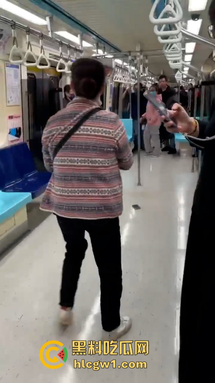 1台湾新北地铁捷运站一女子持刀挟持人质砍人 大妈还是恐怖分子呢？