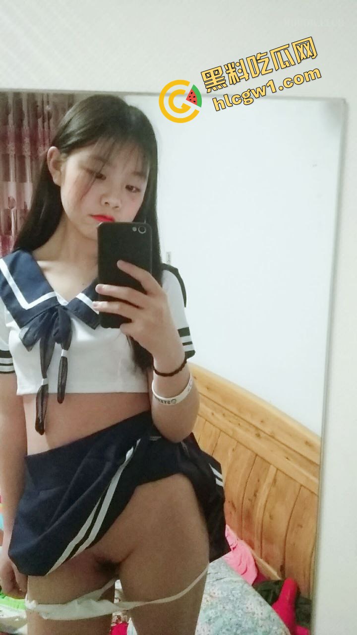 浏阳职业中专高三小骚货『李萱怡』放假在家发骚露奶自拍 狠狠玩弄骚逼 独家曝光！