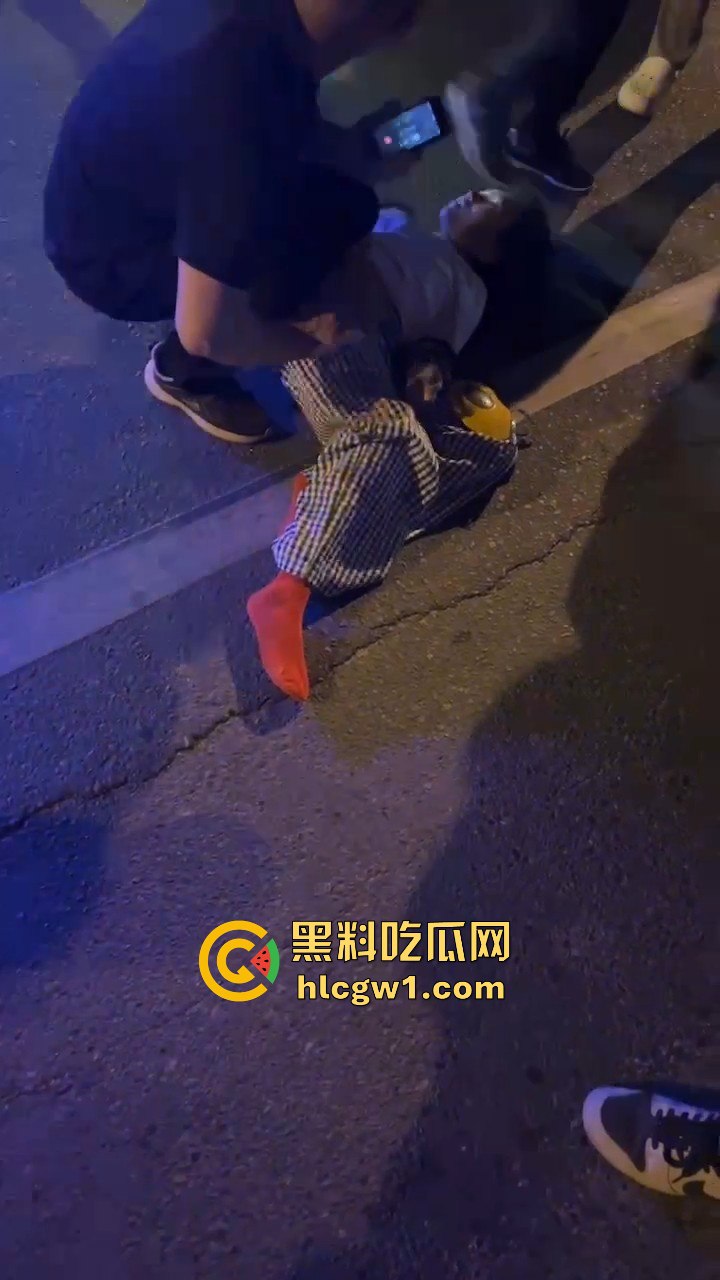 潮州龙湖镇大货车直接撞死俩小孩，惨到司机吓傻，路人哭得肝肠寸断！