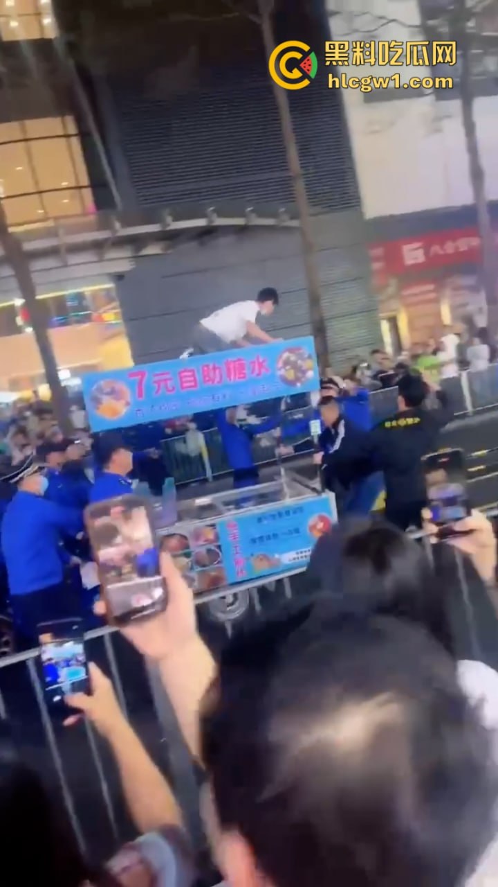 广东深圳沙井地摊被城管强行整顿 多个商贩不服管制大打出手 混乱场面视频曝光