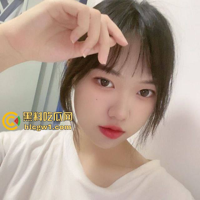 东北哈尔滨学生妹【佐琳】出租房黑丝私拍，光滑白腿配肥美翘臀，玩得骚得水流满床！