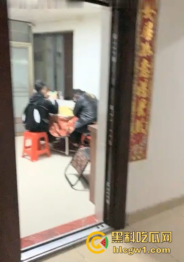 湖南瓜友曝光深夜偷拍淫窝遭老鸨追赶，逃命时撞进快餐妹窝，生死逃亡中还能遇骚妹，湖南深夜真不简单！