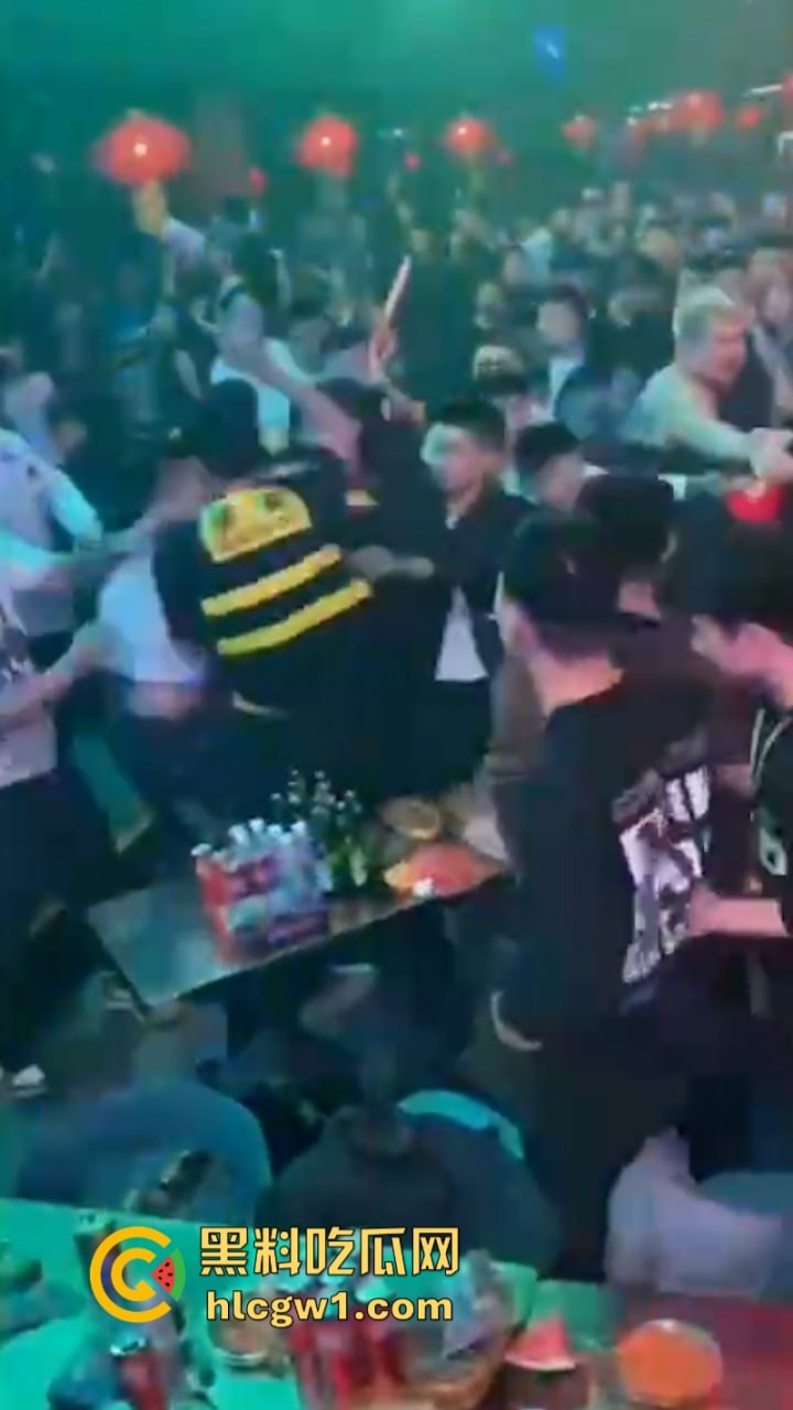 为争夺美女交配权闹事 沈阳酒吧魁梧保安大战细狗 185肌肉大块头比黑社会下手还狠 咣咣就是干！